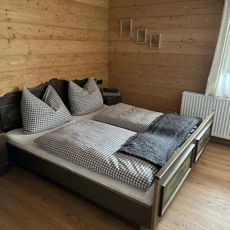 Han/Misafirhane Peer Alm *