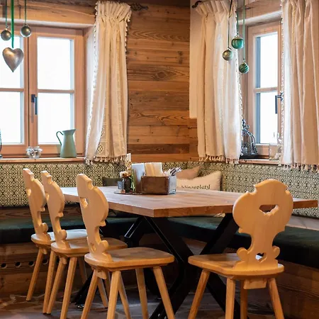 Peer Alm Han/Misafirhane *