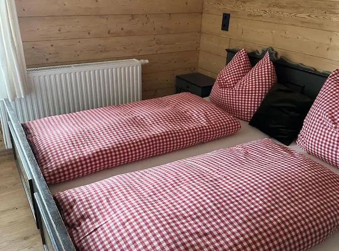 אורחן Peer Alm *