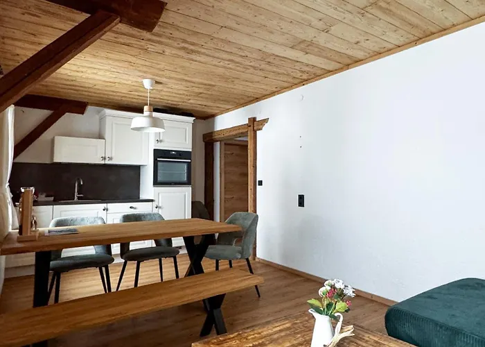 אורחן Peer Alm Navis