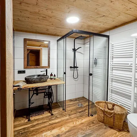 Peer Alm Värdshus *